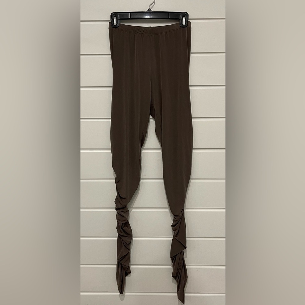 Planet leggings in microfiber & spandex. Size 1. Cinched on outer seam.